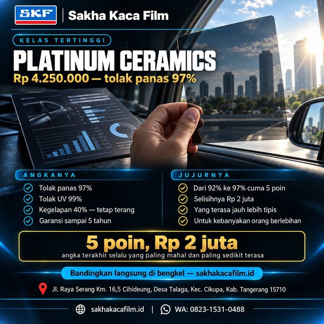 Satu lembar sampel kaca film premium didekatkan ke kaca terang, pandangan tetap jernih