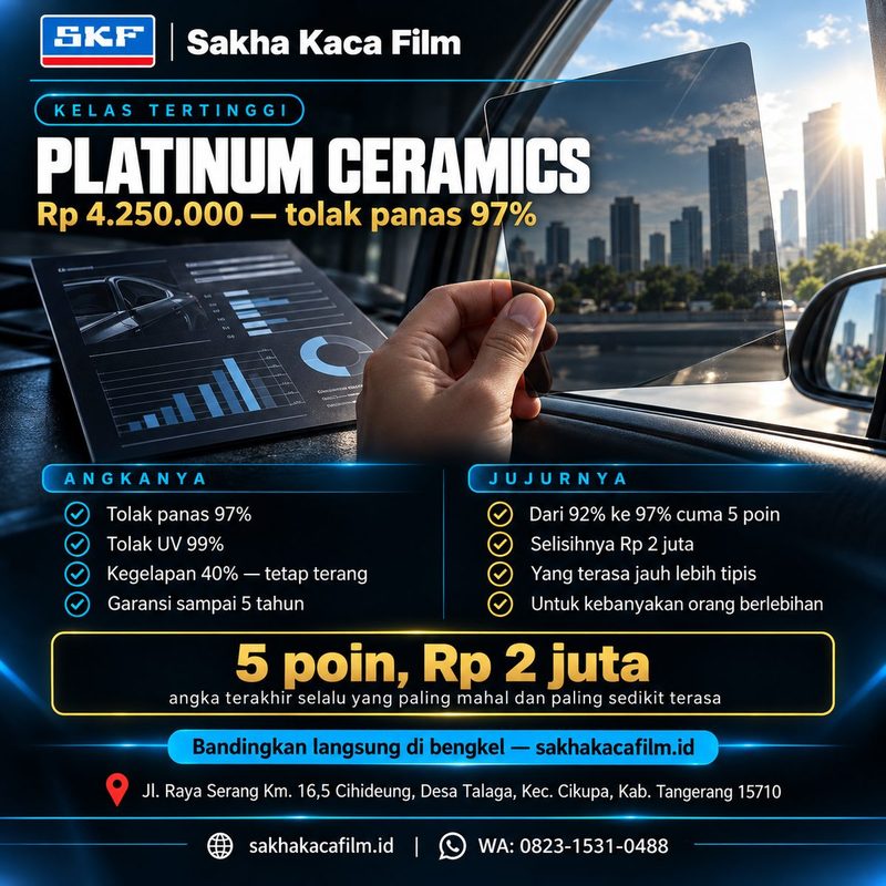 Satu lembar sampel kaca film premium didekatkan ke kaca terang, pandangan tetap jernih