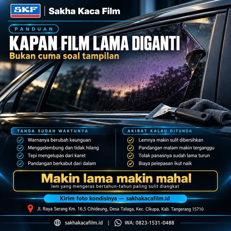 Kaca samping mobil lama dengan film yang sudah berona ungu dan menggelembung di sudut