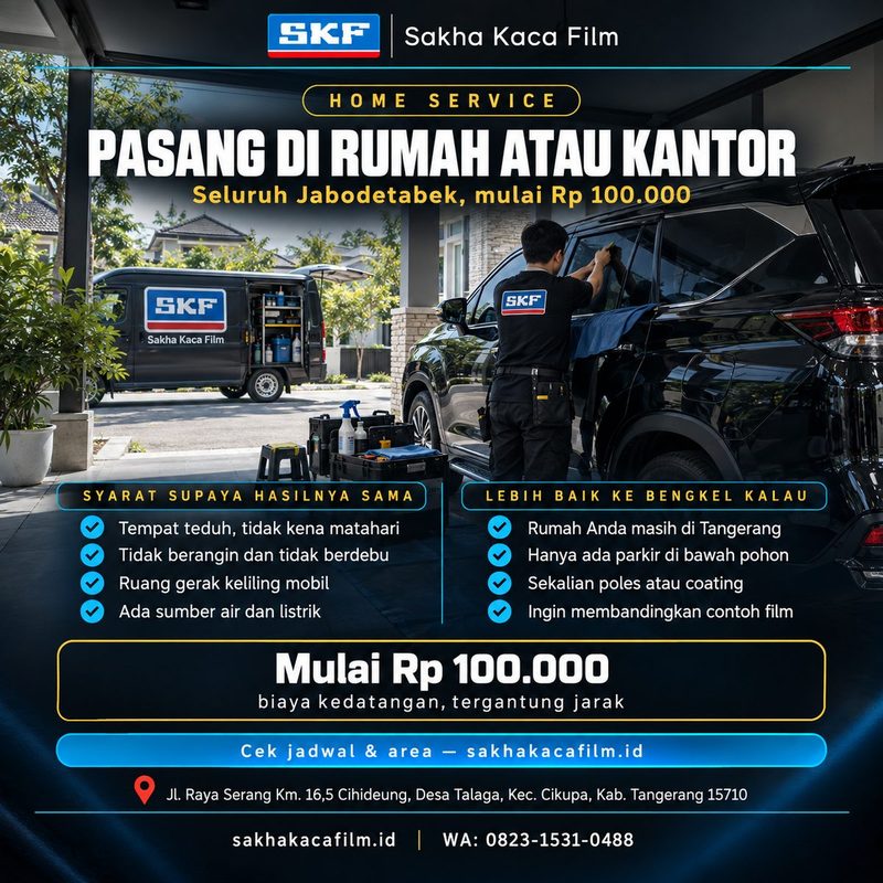 Teknisi mengerjakan mobil di carport rumah dengan peralatan tertata di atas alas bersih