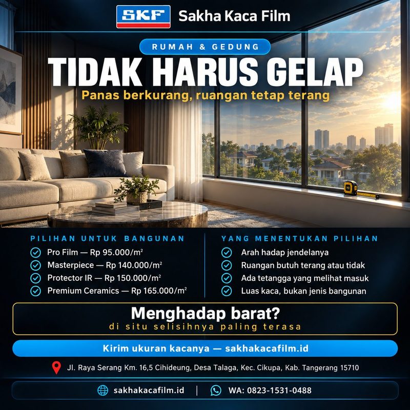 Ruang tamu dengan jendela besar menghadap barat pada sore hari, ruangan tetap terang