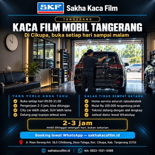 Mobil di dalam bengkel kaca film Cikupa dengan rolling door terbuka menghadap jalan