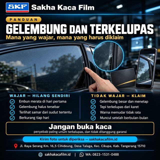 Kaca samping mobil dengan embun tipis merata, tangan menunjuk tepi film di dekat karet