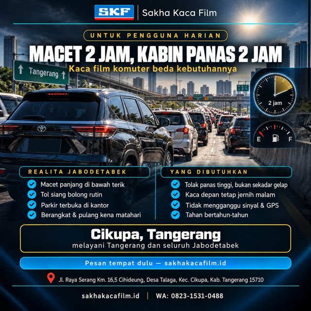 Mobil dengan kaca film terpasang di antrean tol Tangerang pada siang hari