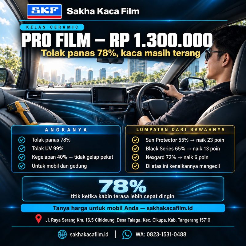 Tangan di setir mobil yang terparkir di terik siang dengan kabin masih terang