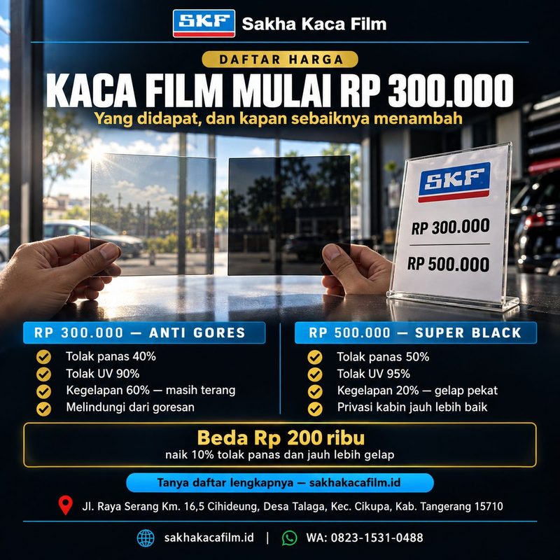 Dua contoh kaca film didekatkan ke kaca yang terkena matahari, bedanya terlihat jelas